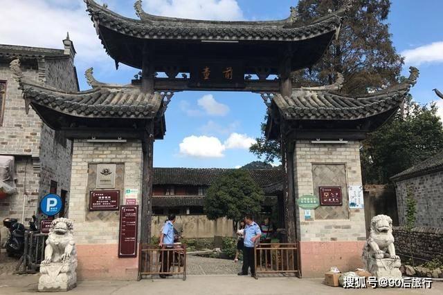 中式2024龙年金龙贺岁创意设计下载